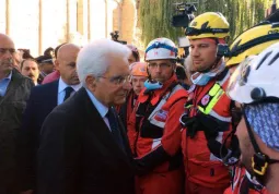 Danilo Ballatore, soccorritore con mezzi e tecniche speciali (SMTS), secondo da destra, durante l'incontro con il Presidente Mattarella